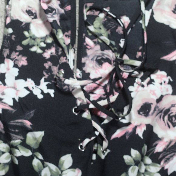 Love Tree Size S Floral Cold Shoulder Shorts Romper - Picture 2 of 4